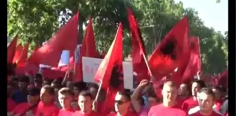 Makedonya'da Arnavutlar Hükümeti Protesto Etti