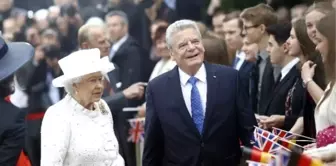 Kraliçe Elizabeth Almanya'da Resmi Törenle Karşılandı