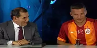 Podolski'ye İmza Töreninde Çay İçirdiler