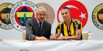 Robin Van Persie, Coşkulu Taraftarın Önünde İmzayı Attı