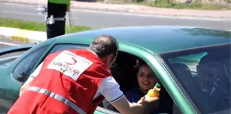 Kızılay Gönüllüleri Bayram Dönüşü Sürücüleri Emniyet Kemeri Takmaları Konusunda Uyardı