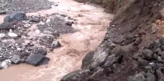 Sel Nedeniyle Köy ve Mezra Yolları Ulaşıma Kapandı