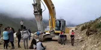 Villagers Block Road After Heavy Equipment Hit Halted Road Construction Area İn Rize