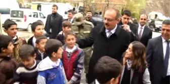 Hakkari Polisinden Kırtasiye Yardımı