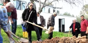 Özlem Tekin Babasını Son Yolculuğuna Uğurladı