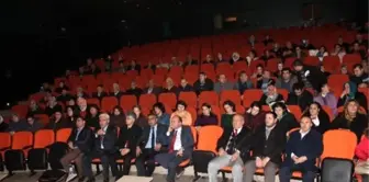 Bakım ve Koruma Altında Bulunan Kızlardan Kahkaha Dolu Tiyatro