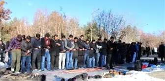 ODTÜ'deki Olayları Namaz Kılarak Protesto Ettiler