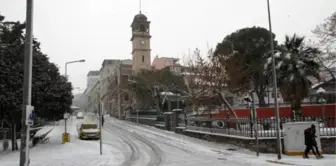 Balıkesir'de Kar Kırsal Kesimdeki 136 Mahallenin Yolunu Ulaşıma Kapattı