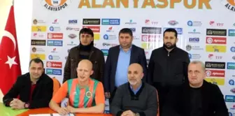 Multigroup Alanyaspor Sezer Özmen'i Transfer Etti