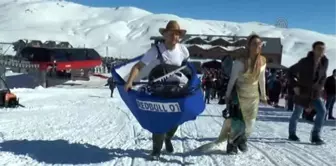 Soğuk Havada Buzlu Havuza Atladılar