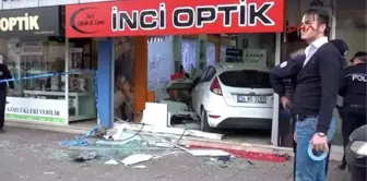 Zonguldak Otomobil, Yayaya Çarpıp İşyerine Girdi