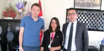 Kaymakam Bayraktar Türkiye Şampiyonu Tenisçi Öğrenciyi Kabul Etti