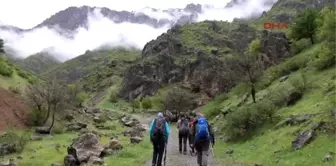 Hakkari Dağcılar, Ters Laleler Arasında Kardeşlik Mesajı Verdi