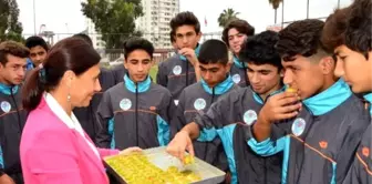 Eş Başkanlardan Akdeniz'e Şampiyonluk Getiren U15'lere Baklava