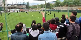 Taraftarlardan, Karabüksporlu Futbolculara Tepki