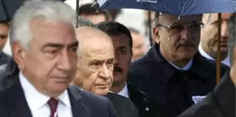 Bahçeli ile Vural Aynı Şemsiyenin Altında!