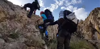 Hakkari'de Dağcılar 'Sümbül Dağı'Na Tırmandı