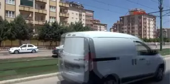 Gaziantep'te Otomobil Elektrik Direklerine Çarptı 2 Yaralı