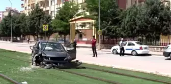 Tramvay Yoluna Girerek Direğe Çarpan Otomobildeki 2 Kişi Yaralandı