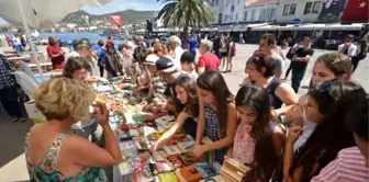 Foça'fa 3 Bin 500 Kitap Dağıtıldı