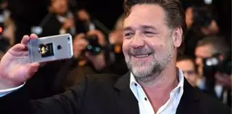 Russell Crowe: Kırmızı Halıda İlk Yürüdüğümde Ayakkabım Delikti