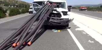 İzmir - Kamyonet Römorklu Traktöre Arkadan Çarptı 1 Ölü, 3 Yaralı