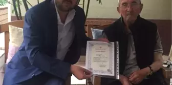 Hayırsever Emekli Öğretmene Plaket