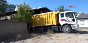 Elazığ'da Freni Boşalan Kamyon Eve Girdi, Yaşlı Kadın Ölümden Döndü