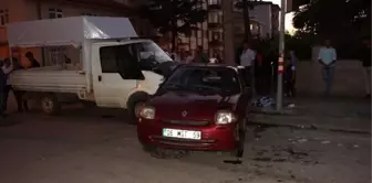 Başkent'te Otomobille Kamyonet Çarpıştı: 6 Kişi Yaralandı