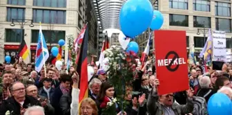 Merkel, Gauck ve Lammert'e Protesto