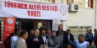 Türk Kızılayı ve Türkmen Alevi Bektaşi Derneği Üyeleri Aşure Dağıttı