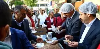 Van Büyükşehir Belediyesi Vatandaşlara Aşure Dağıttı