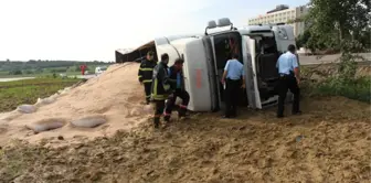 Kocaeli'de Talaş Yüklü Tır Devrildi: 1 Yaralı