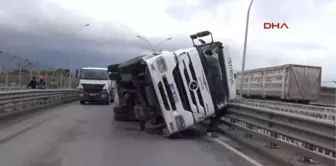 Kocaeli Tır Köprünün Korkuluklarına Devrildi, Kasasında Dökülen Talaşlar Kazaya Neden Oldu