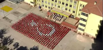 Öğrencilerden 600 Metrekarelik Canlı Türk Bayrağı