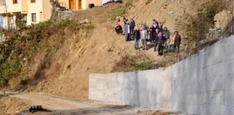 Kuzenine Kızdı, Yolu Beton Duvarla Kapattı