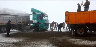 Kars'ta Digor Yolunda Kayan Tır Trafiği Durdurdu