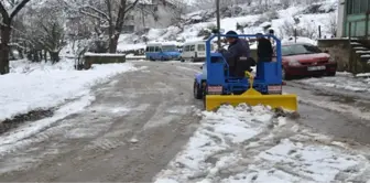 Köylüler Mahalle Yolunu Tarım Aracıyla Açtı