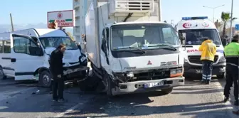 Milas'ta Öğrenci Servisi ile Kamyonet Çarpıştı; 2 Yaralı