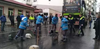 Otobüs Yangının Ardından Yolu Temizlik Görevlileri Temizledi