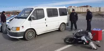 Minibüs ile Motosiklet Çarpıştı: 1 Yaralı