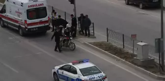 Kamyonet Işıklarda Motosiklete Arkadan Çarptı; 1 Yaralı