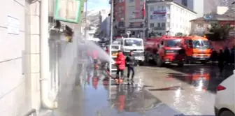 Hakkari Esnafı Kepenk Kapattı: Belediye Ekipleri Kepenkleri Yıkadı