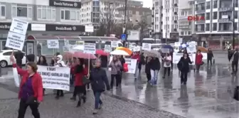 Çanakkaleli Kadınlardan Yağmur Altında Tiyatrolu Kutlama