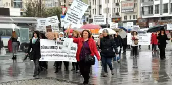 Çanakkaleli Kadınlardan Yağmur Altında Tiyatrolu Kutlama