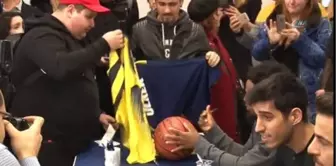 Fenerbahçe'li Basketbolcular, İmza Gününde Taraftarlarla Buluştu