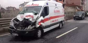 Hasta Taşıyan Ambulans Kaza Yaptı: 3 Yaralı