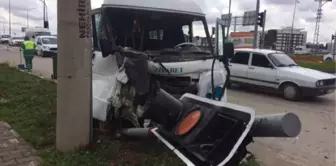 Bakan İsmet Yılmaz'ın Yol Güvenliğini Sağlayan 2 Polis, Kazada Yaralandı