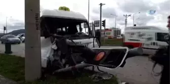 Polislerin Bulunduğu Araç ile Minibüs Çarpıştı: 2 Yaralı