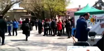 Hayır' Standı Önünde 'Evet' Alkışı